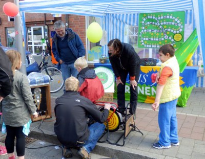 Grüne Ruth Kastner und Horst Loebus mit Kindern beim Stromerzeugen